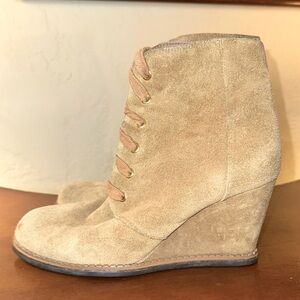 Kate Spade New York Saundra Honey Brown Suede Sz 9 Wedge Boot MSRP 298